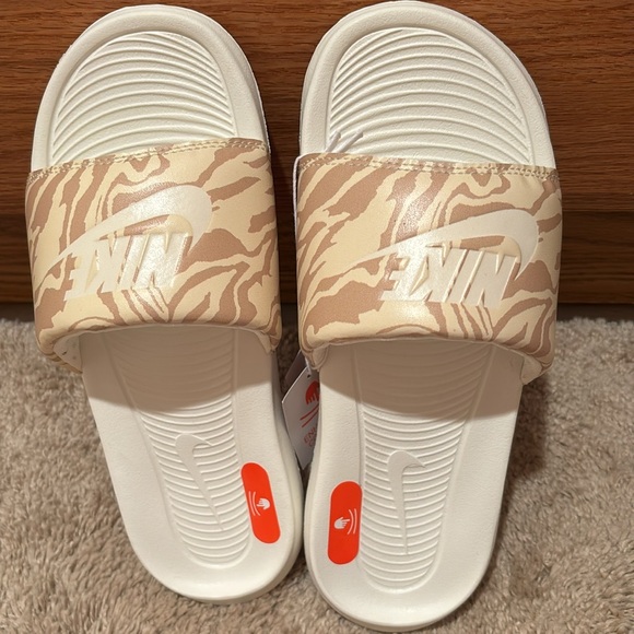 NWT NIKE POOL SLIDES LOUNGE SANDALS BEACH SHOES 6 womens - Picture 2 of 8